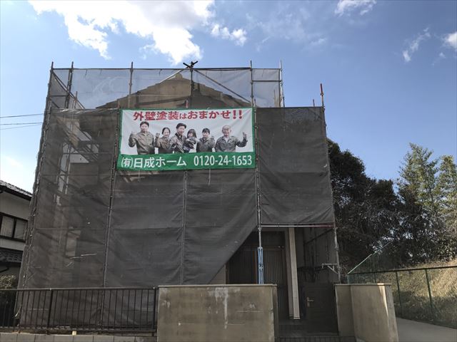 可児市大森台で洋瓦の屋根の塗装がスタートしました。
