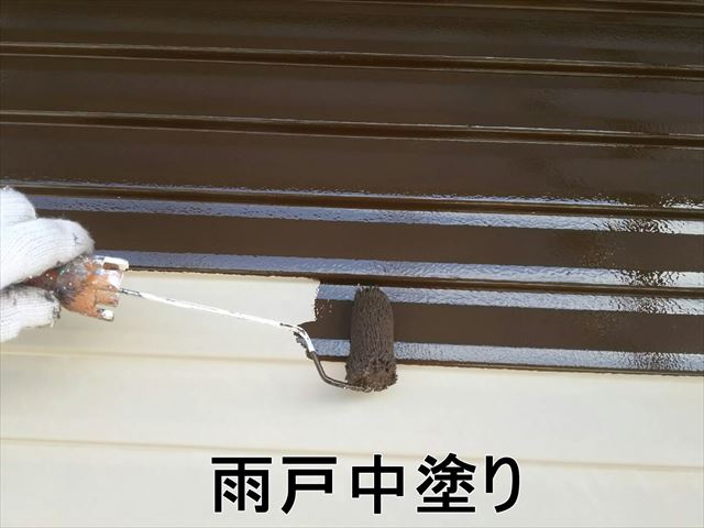 恵那市で雨戸の下塗り、中塗り、上塗りを行いました
