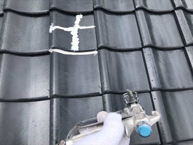 瑞浪市で屋根の塗装を吹付けでおこなっております。