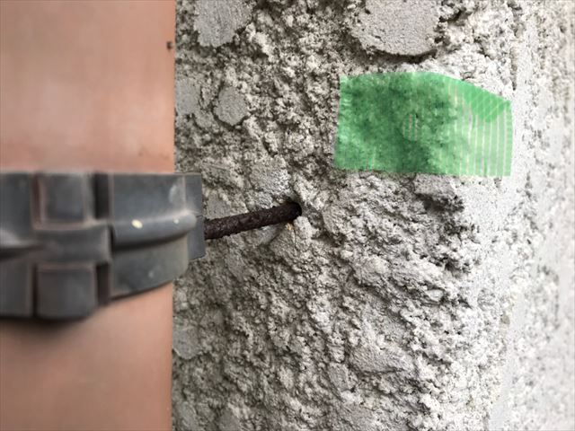 竪樋固定の穴