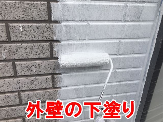中津川市千旦林にて外壁塗装の下塗りで真っ白色に施工しています。