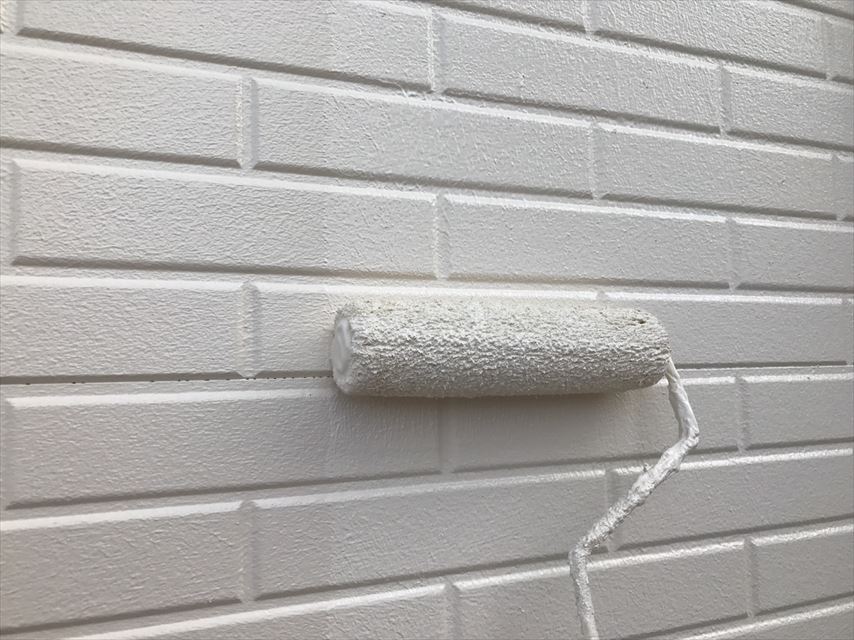 土岐市でガイナで外壁の上塗りをし、雨戸、樋などを塗りました。