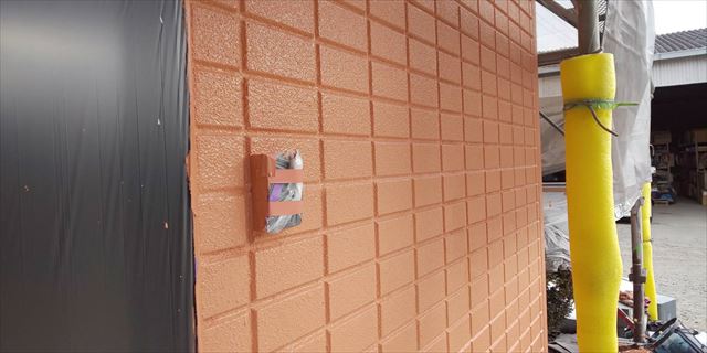 外壁の上塗り塗装です