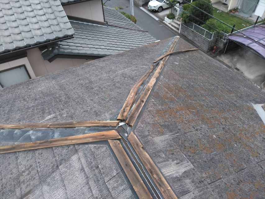 土岐市妻木町で台風で棟の板金が飛びました、雨漏れの仮対応です