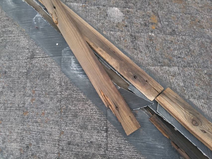 スレート屋根の棟の破損