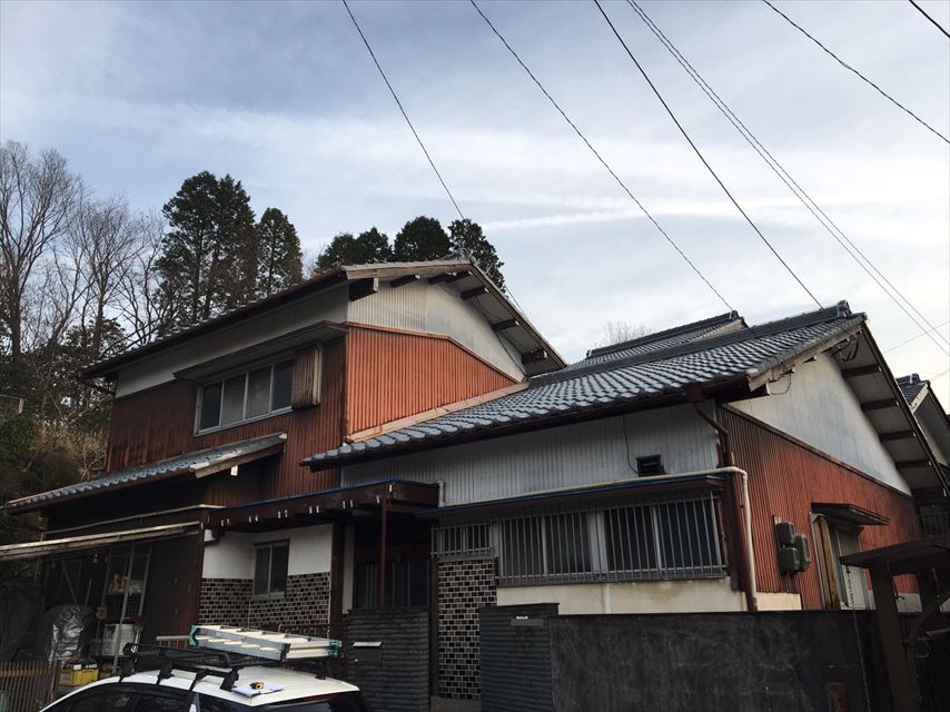 多治見市大畑町でトタンの家に足場を組み、高圧洗浄をしました。