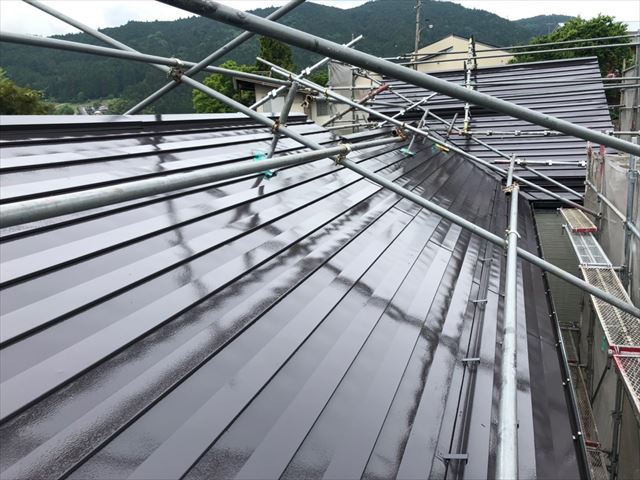 横暖の屋根の中塗り塗装です