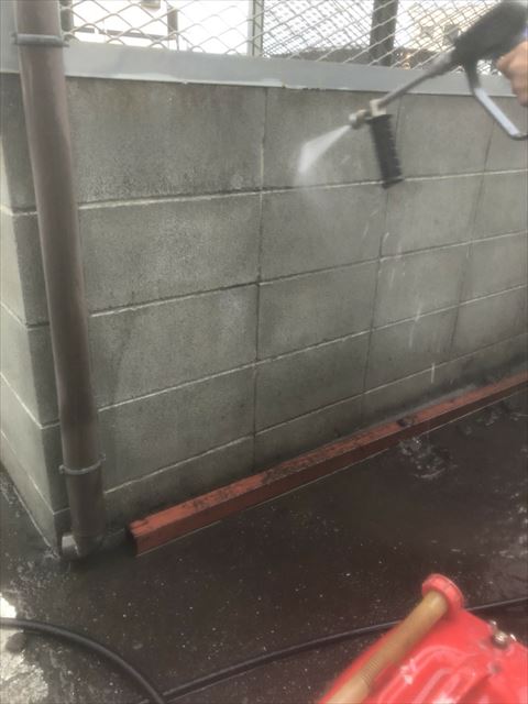 ゴミ置き場の洗浄です
