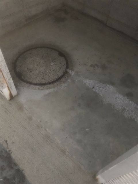 ゴミ置き場の洗浄です