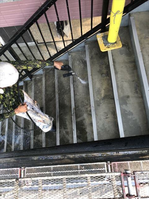 アパート階段の洗浄です