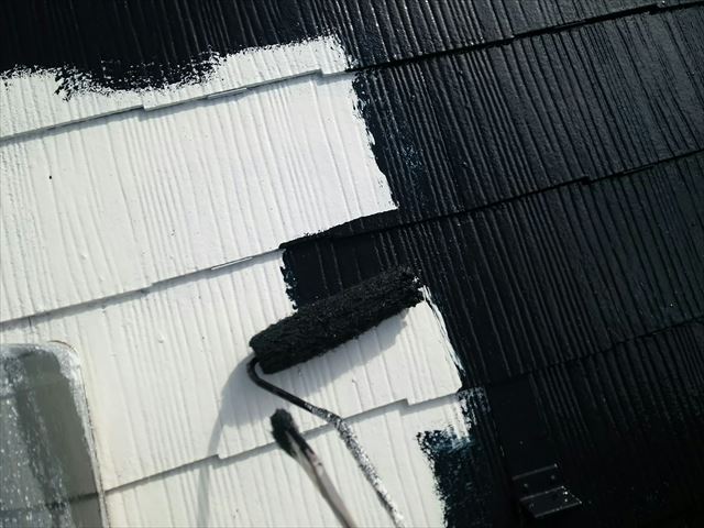 屋根の中塗りです