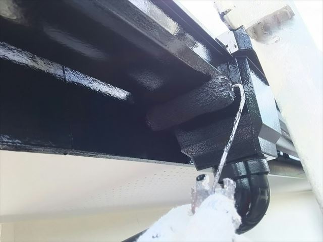 軒樋の塗装です