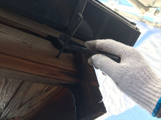 土岐市肥田町肥田でトタン屋根の塗装と軒天の塗装を行いました。