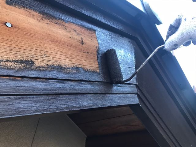 破風板の塗装です
