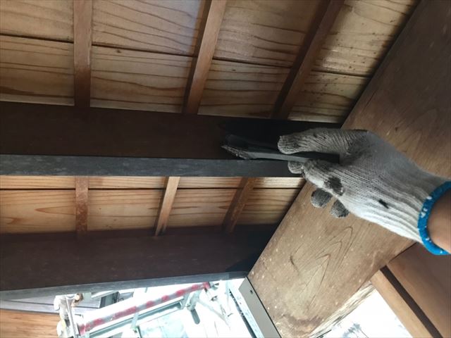 軒天の塗装です