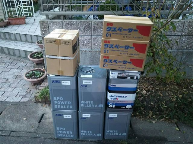 使用する塗料缶です