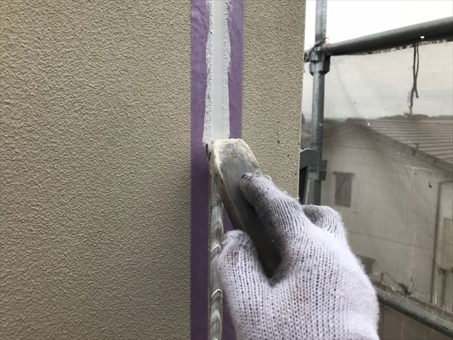 ヘラでならします