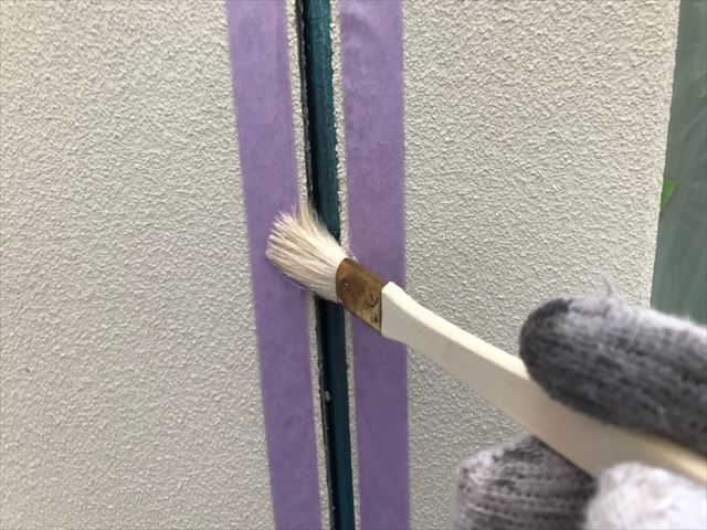 専用プライマーを塗布します