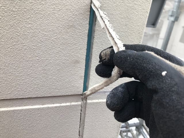 既存のシーリング撤去します