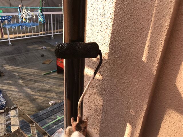 たて樋の塗装です
