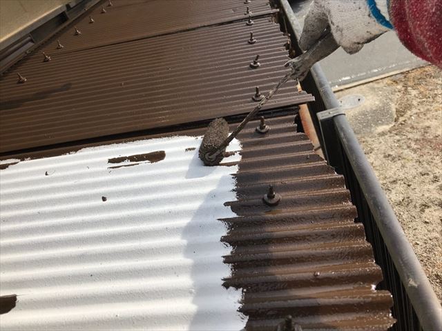 折半屋根の中塗り塗装