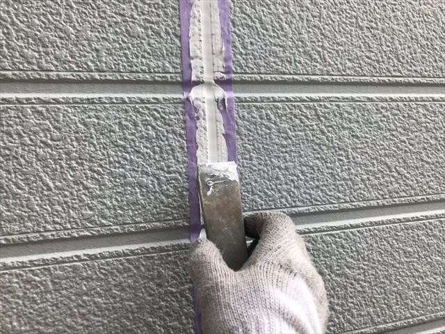 ヘラでならします