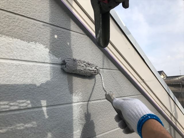 外壁の中塗り塗装です