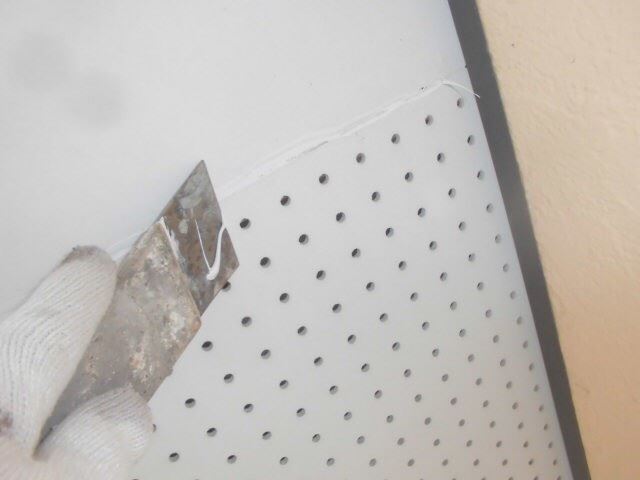 軒天のケレン作業です