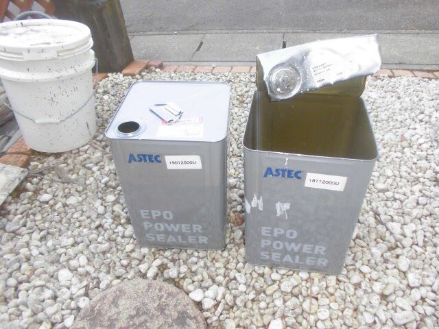 可児市塩で外壁の下塗り１回目、エポパワーシーラーで塗装します