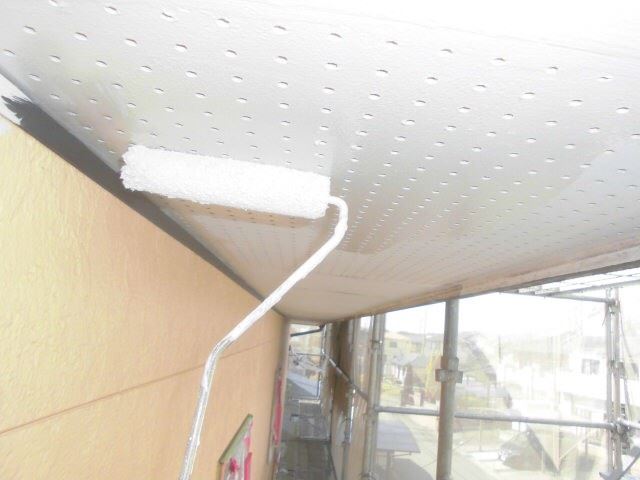可児市塩で、軒天の塗装と外壁の下塗り塗装を行ないました。