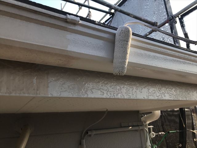 軒樋の塗装です