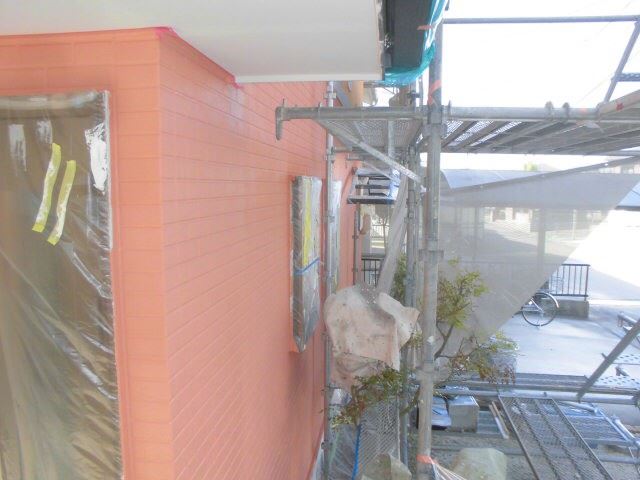 外壁の中塗り塗装です
