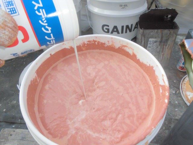 上塗り缶に防カビ剤投入です