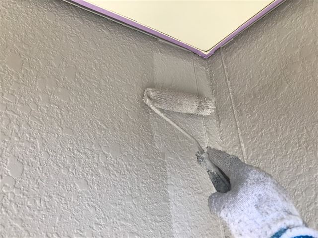土岐市駄知町で、外壁の下塗り２回目・中塗り塗装を行いました。