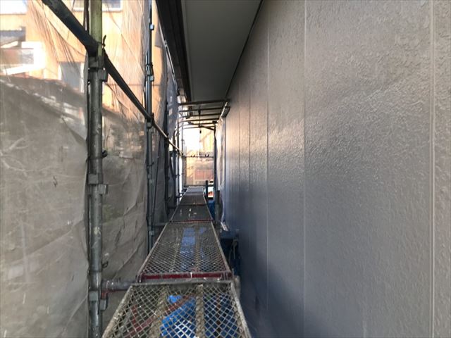 屋根の中塗り塗装