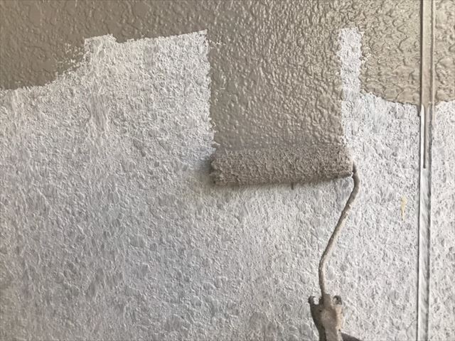 外壁の中塗り塗装です