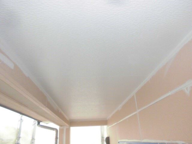 軒天の塗装です