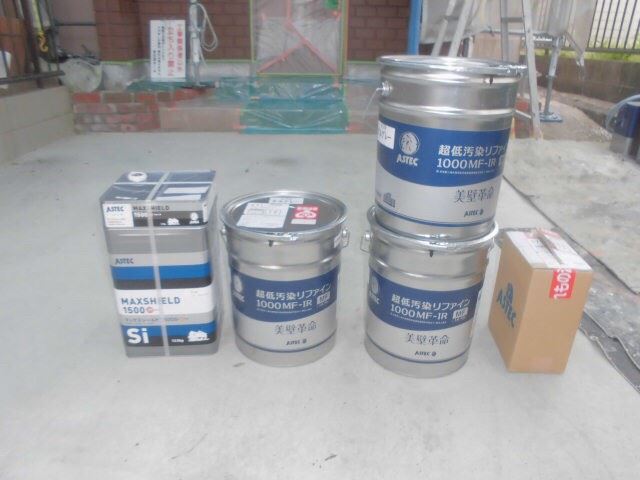 使用する塗料缶の一部です