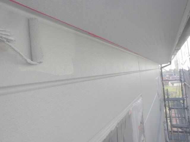 外壁の中塗り塗装です