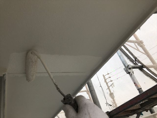 軒天の下塗り塗装です
