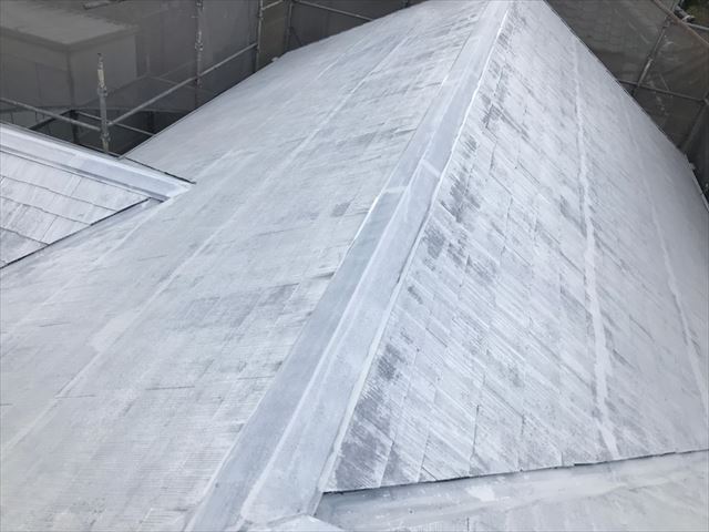 屋根の下塗り、完了です
