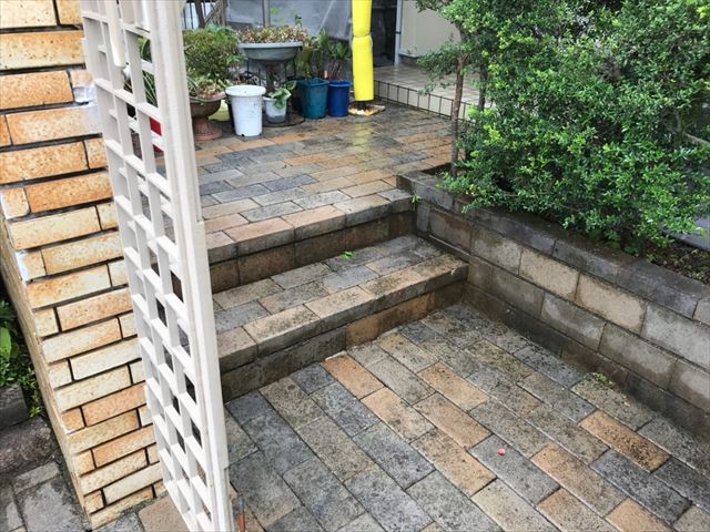 玄関前のアプローチの洗浄です