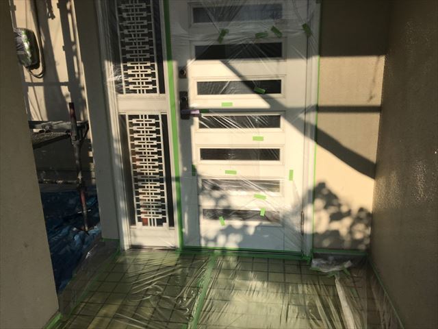 玄関ドアの養生です