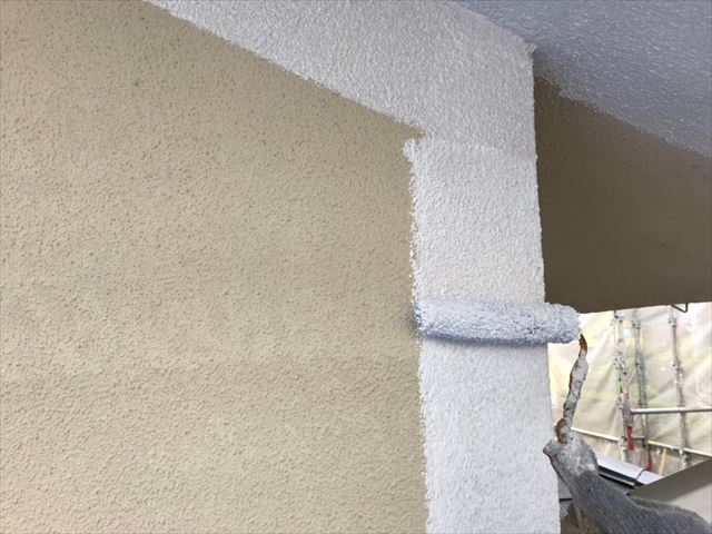 外壁の下塗り塗装です