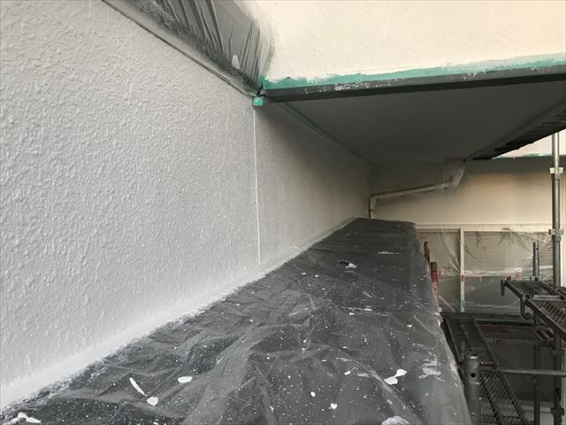 外壁の下塗り塗装です