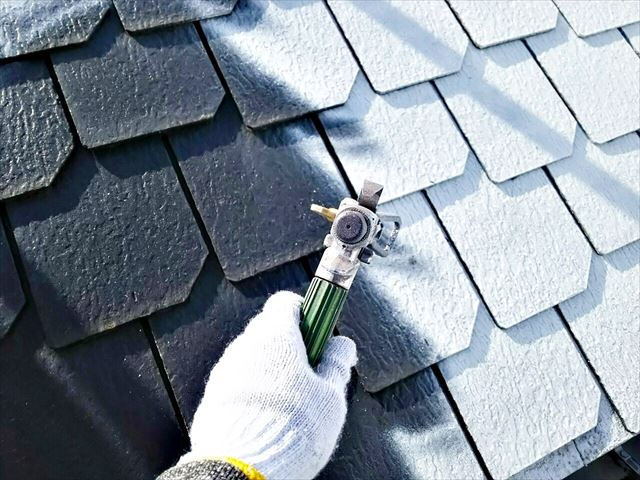 多治見市脇之島町で、サーモテックシーラーで屋根の下塗りです。