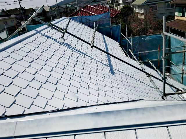 屋根の下塗り塗装、完了です