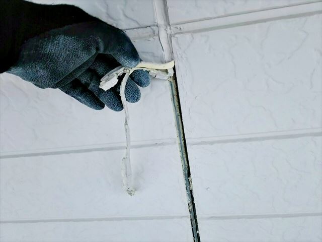 古くなった目地を撤去します。
