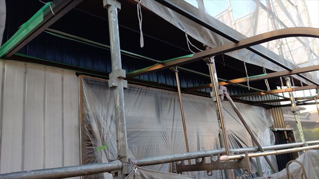 土岐市妻木町で軒天塗装とトタン外壁の上塗り塗装を行いました