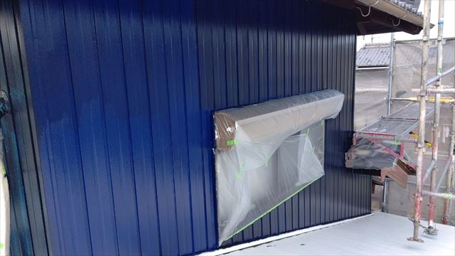 トタン外壁の中塗り塗装